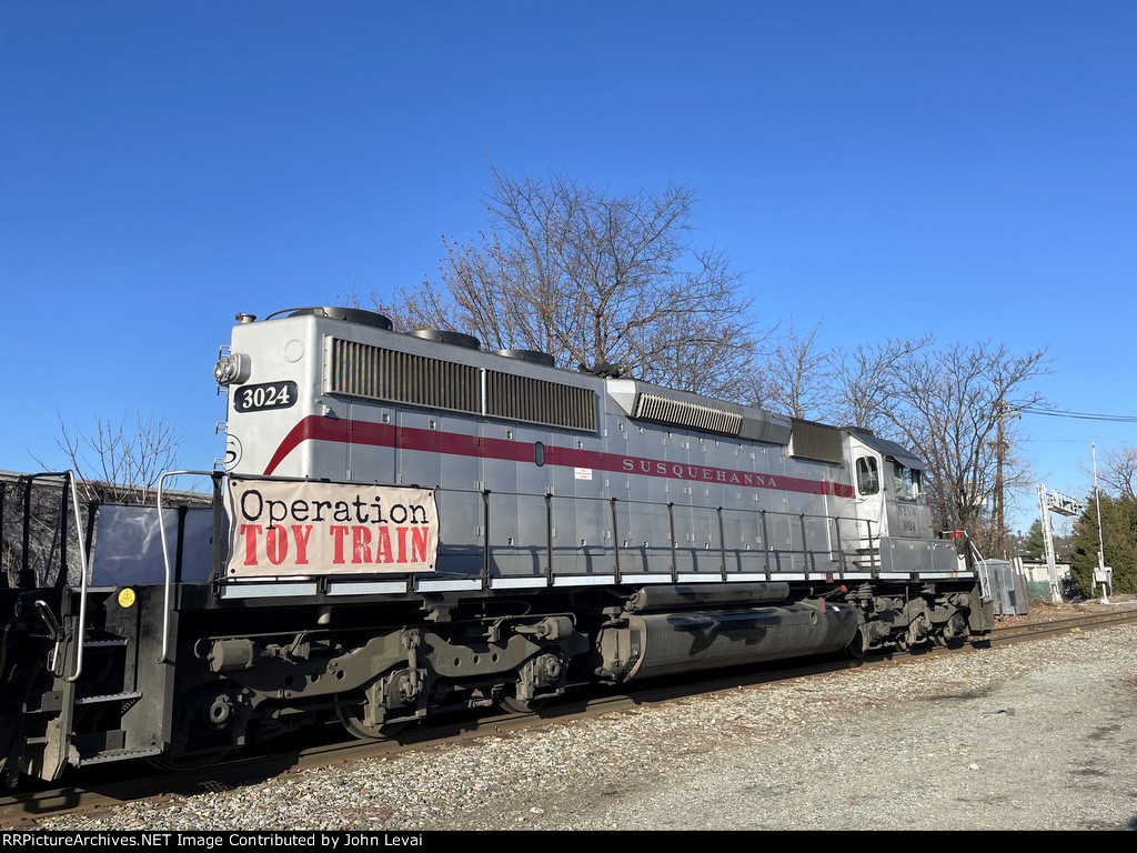 SD40-2 # 3024 glistening in the sun on the head end of the NYS&W Toys for Tots train